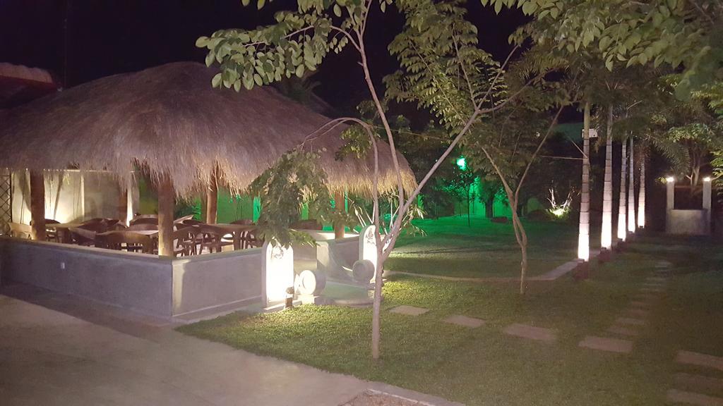 Inlak Garden Hotel Negombo Esterno foto