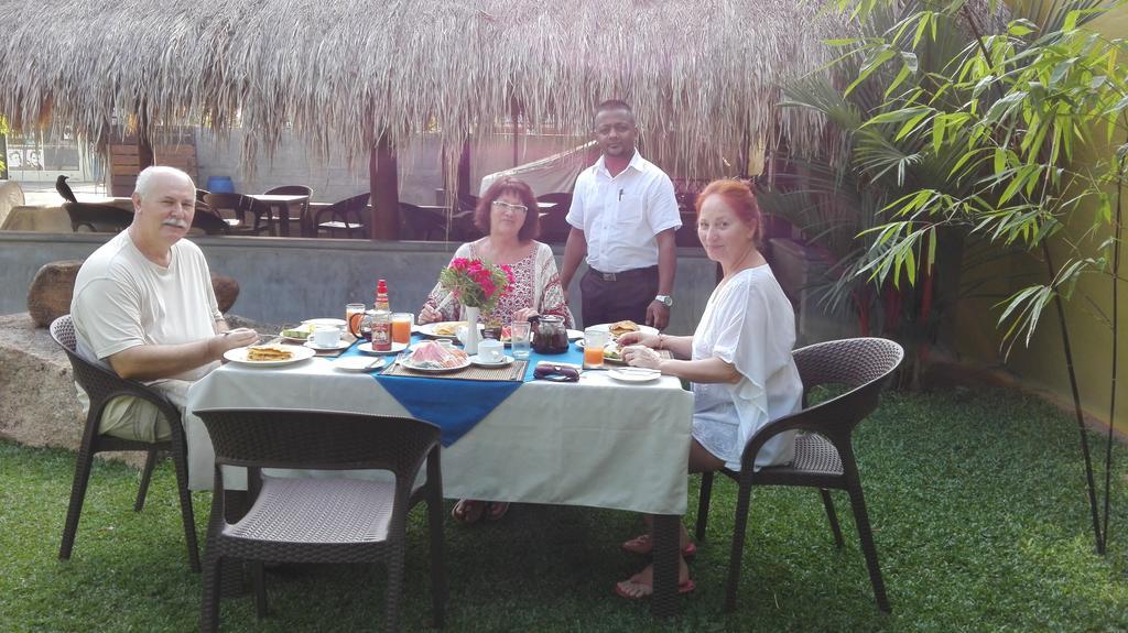 Inlak Garden Hotel Negombo Esterno foto