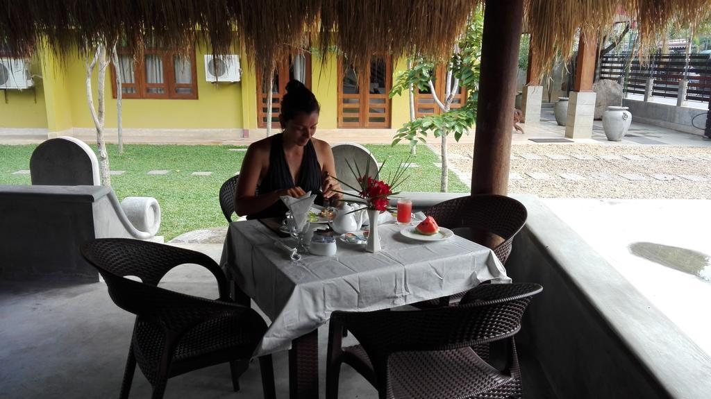 Inlak Garden Hotel Negombo Esterno foto