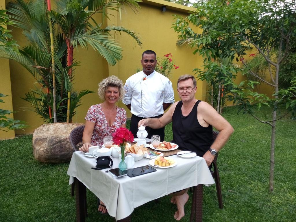 Inlak Garden Hotel Negombo Esterno foto