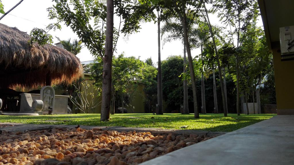 Inlak Garden Hotel Negombo Esterno foto